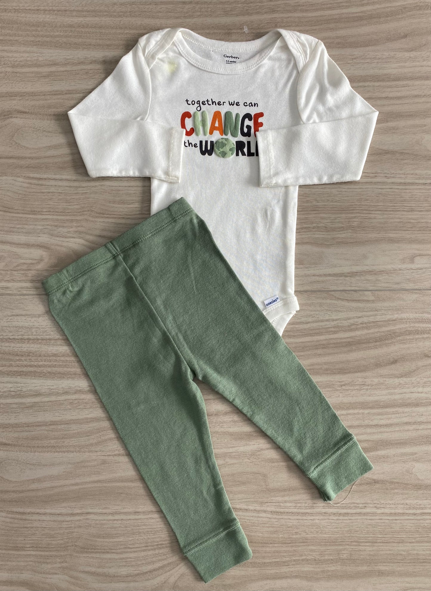 CONJUNTO 2 PIEZAS BUSO/PANTALON “JUNTOS PODEMOS CAMBIAR EL MUNDO” (6-9M)