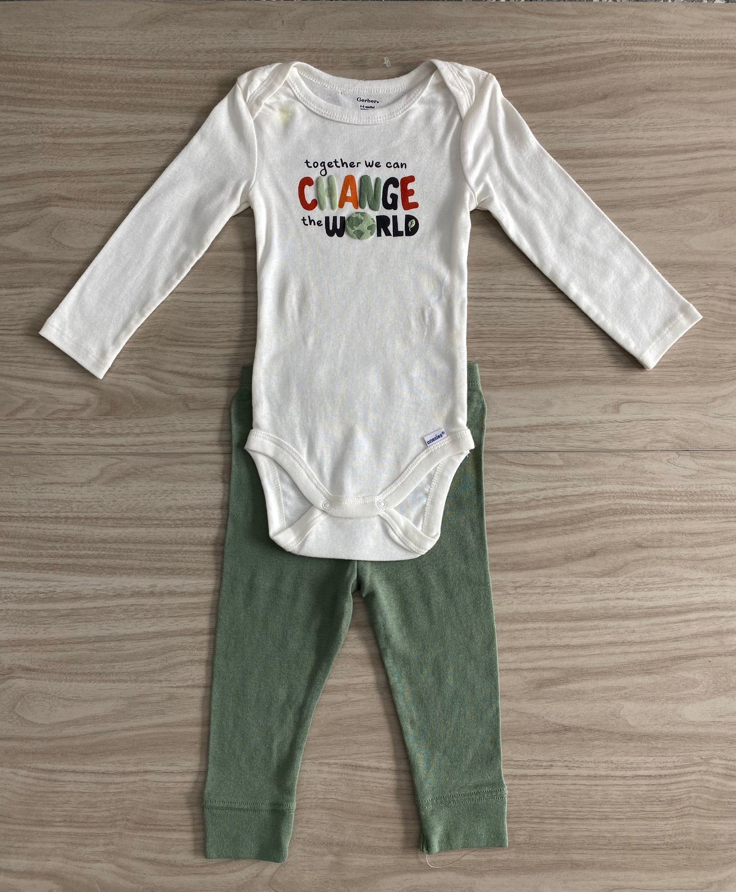 CONJUNTO 2 PIEZAS BUSO/PANTALON “JUNTOS PODEMOS CAMBIAR EL MUNDO” (6-9M)